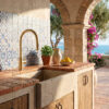 RUBINETTO-LAVELLO-LEVANTE-ESTRAIBILE-ORO RUBINETTO LAVELLO LEVANTE ESTRAIBILE ORO Ambientata 1 100x100